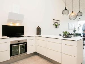 Kuchyň nebo kuchyňský kout v ubytování 6 person holiday home in Ringkøbing