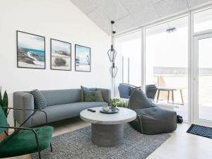 Posezení v ubytování 6 person holiday home in Ringkøbing