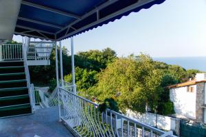 Balkon atau teras di Simada Blue Guesthouse