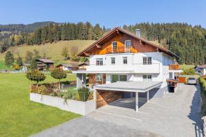 widok z lotu ptaka na dom z podwórkiem w obiekcie Appartements Sonnrain w mieście Flachau