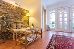 salon z kanapą i stołem w obiekcie Appartements Sonnrain w mieście Flachau