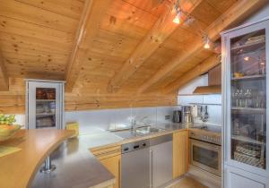 een keuken met houten plafonds en een houten aanrecht bij Haus Hager in Schneizlreuth