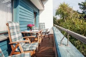 a balcony with chairs and a table on a house at Appartement Greenlön in Westerland
