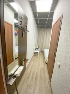 モスクワにあるHotel Strominkaの廊下(鏡付)とベッド1台が備わる客室です。