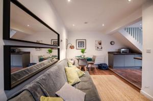 sala de estar con sofá grande y mesa en Air Host and Stay - Apartment 5 Broadhurst Court sleeps 6 minutes from town centre en Stockport
