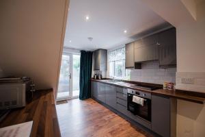 Air Host and Stay - Apartment 5 Broadhurst Court sleeps 6 minutes from town centre