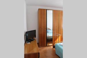 una camera con una TV e un letto di Ca Du Rocco - CITRA 011019-LT-0343 a Monterosso al Mare