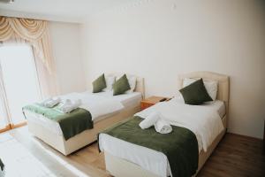 1 dormitorio con 2 camas y ventana en Bahri Hotels Uzungöl, en Trabzon