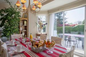 uma sala de jantar com uma mesa com uma taça de fruta em A proximité du golfe du Morbihan em Plescop