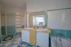 a bathroom with two sinks and a bath tub at A proximité du golfe du Morbihan in Plescop