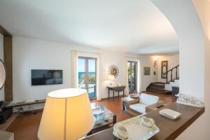 een woonkamer met een bank en een tafel bij VILLA SOLEIL in Massa Lubrense