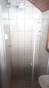 Phòng tắm tại Chalé suíte com ar em Resende