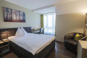 Postel nebo postele na pokoji v ubytování Herisau Swiss Quality Hotel