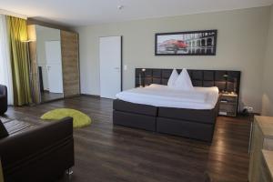 Postel nebo postele na pokoji v ubytování Herisau Swiss Quality Hotel