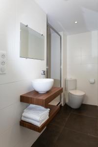 uma casa de banho com um lavatório e um WC em Babbu Hotel em Bastia