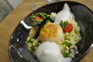 einen Teller mit Reis und Gemüse auf dem Tisch in der Unterkunft Burghotel Scharfenstein in Leinefelde