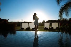 una mujer parada en el borde de una piscina en Hathor Concordia en Concordia