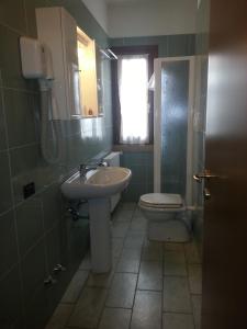 a bathroom with a sink and a toilet at Agriturismo Corte Trincerone in Mantova