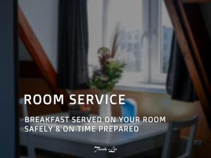 ein sicher und rechtzeitig zubereitetes Frühstück auf dem Zimmer in der Unterkunft Hotel / Pension Villa Tanahlot in Zandvoort