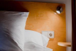 1 dormitorio con 1 cama con interruptor blanco en Apartaments Ashome, en Canillo