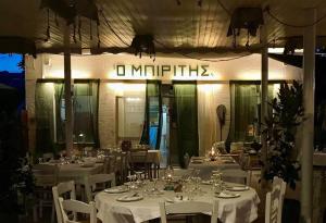 Reštaurácia alebo iné gastronomické zariadenie v ubytovaní Mpiritis Mare