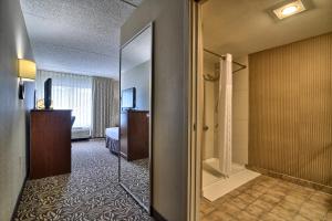 Koupelna v ubytování Clarion Inn & Suites - University Area + 23 fotografií