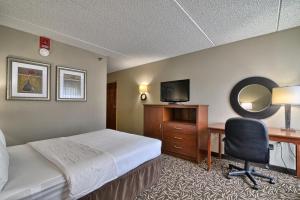 TV a/nebo společenská místnost v ubytování Clarion Inn & Suites - University Area