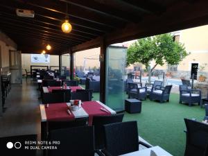 un restaurante con mesas y sillas rojas en Estudio Rustico, en Tabernas