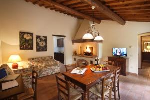 un salon avec une table et un canapé dans l'établissement Il Lebbio Agriresort, à Montaione