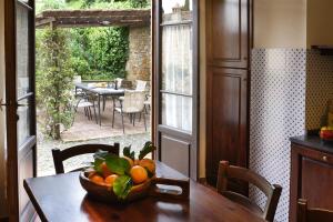 un bol d'oranges sur une table dans une cuisine dans l'établissement Il Lebbio Agriresort, à Montaione