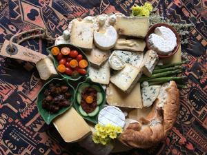 un plato de queso y verduras en una mesa en Le Coteau d'Olliergues, en Olliergues