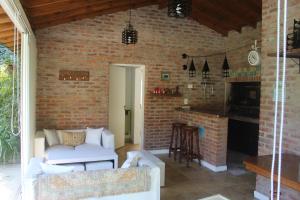 a living room with a couch and a brick wall at Paraiso Encontrado in Benavídez