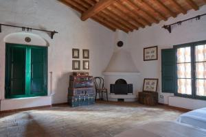 uma grande sala de estar com lareira numa casa em Fattoria di Collemezzano em Collemezzano