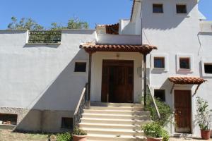 uma casa com escadas que levam a uma porta em Karya em Petra