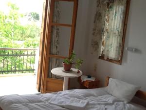 a bedroom with a bed and a table with a potted plant at Karya in Petra