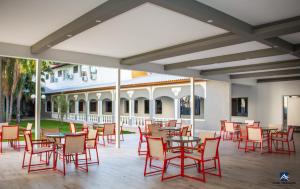 Um restaurante ou outro lugar para comer em Grand Carimã Resort & Convention Center