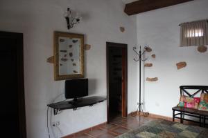 Televízia a/alebo spoločenská miestnosť v ubytovaní Casa Abuelo Rafael
