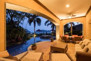 una sala de estar al aire libre con vistas a la piscina en Los Suenos Resort Villa La Perla by Stay in CR, en Herradura