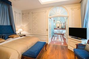 1 dormitorio con 1 cama grande y TV en Best Western Plus Hotel StadtPalais, en Brunswick