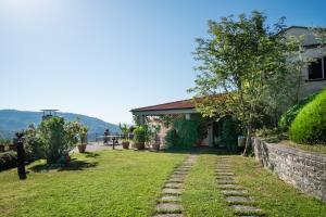 Masseria Santa Lucia في أغنون: منزل مع ساحة مع مسار حجري