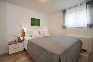 Ένα ή περισσότερα κρεβάτια σε δωμάτιο στο Apartmani Laurus