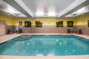 The swimming pool at or close to La Quinta by Wyndham Buffalo Amherst