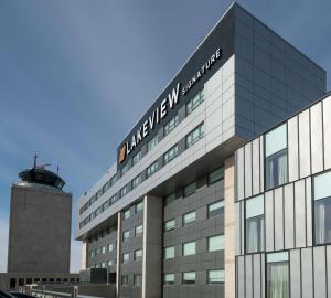 ウィニペグにあるLakeview Signature, Trademark Collection by Wyndhamの上に看板がある建物