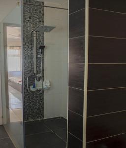 a shower with a glass door in a bathroom at VILLA PHOEBE Cité BOAD Lomé Baguida in Lomé