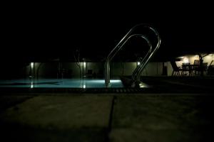Bazén v ubytování Lavendish Okrin Hotel nebo v jeho okolí