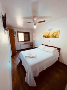 um quarto com uma cama branca e um tecto em Hotel Somensi em Bento Gonçalves