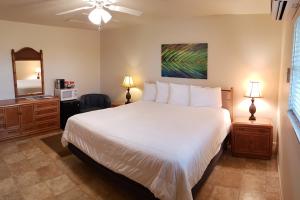 1 dormitorio con 1 cama blanca grande y espejo en Parmer's Resort, en Little Torch Key