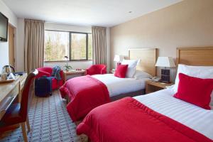 Кровать или кровати в номере The Stormont Hotel