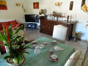 een woonkamer met een tafel met een groene tafelkleed bij Agriturismo Artisti Del Cavallo in Foiano della Chiana