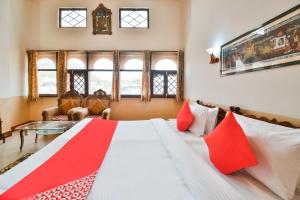 A bed or beds in a room at Jhankar Mansion A Heritage Haveli